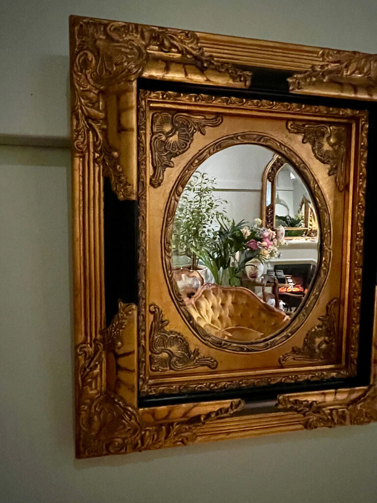 Tila huokuu elämyksellisyyttä ja tarjoaa inspiroivan kehyksen erilaisille yritystilaisuuksille.