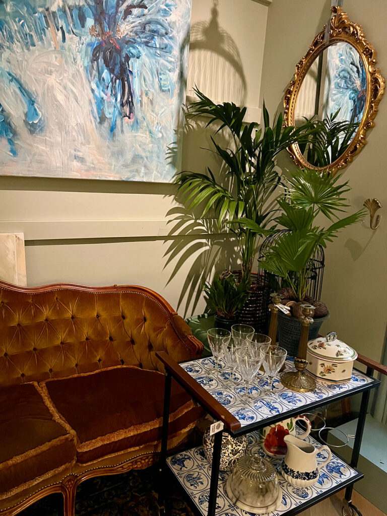 Ateljé Lounge, taidetta, antiikkia ja kukkia